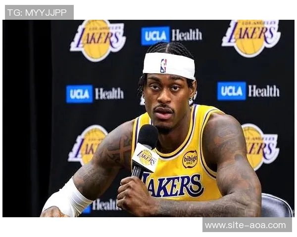 拉拉维亚称赞范德比尔特防守表现为球队奠定坚实基础